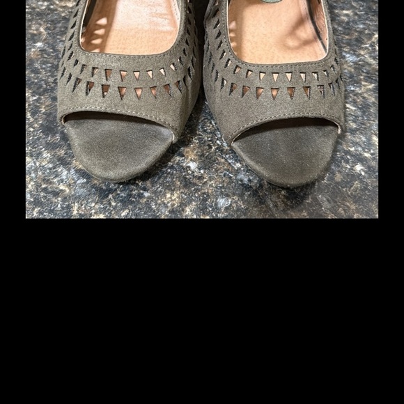 Lot American Eagle Yellow Slingback Wedge Sandals

Lace-Up Peep Toe Ankle Wedges - Picture 6 of 8